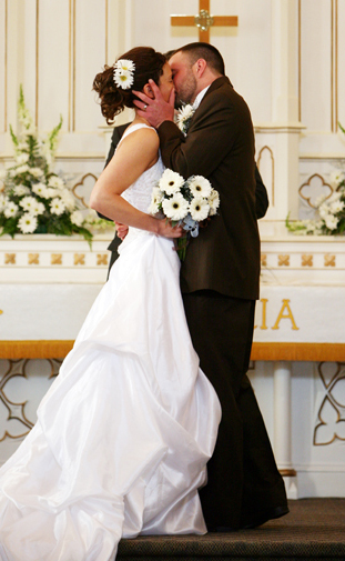 The Perfect Wedding Kiss – Studio Laguna Photography
